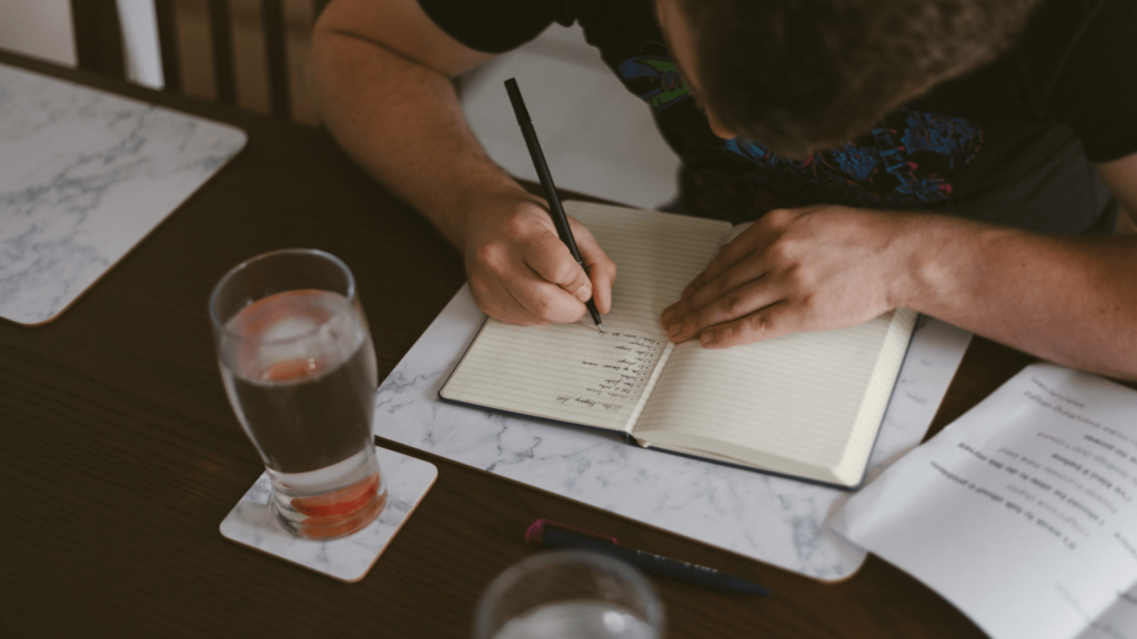 Terapia e shkrimit – Përfitimet dhe disa ide për të filluar