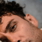 Biseda që nuk largohet nga mendja – psikologjia pas saj